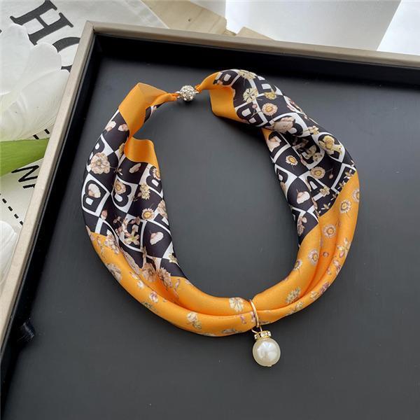 【値下げ】スカーフ マグネット式 ワンタッチ シルクタッチ 簡単 ネックレス風 レディース ラインストーン 花柄 チェック柄 おしゃれ エレガント 女性用 婦人 - 画像 (2)